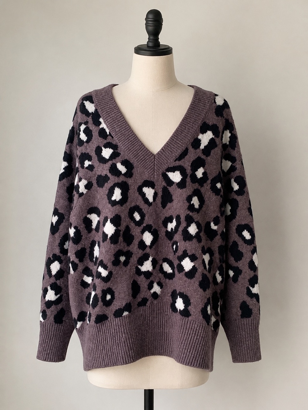 A New Day Urban Outfitters Purple V-Neck Sweater Cozy Leopard Cheetah Print